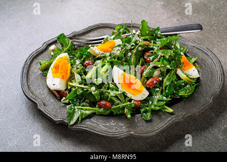 Frische, gesunde Löwenzahn Salat mit Eier und Bohnen Nahaufnahme Stockfoto