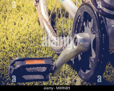 Fahrrad Pedal mit einem Hintergrund von Kunstrasen Stockfoto