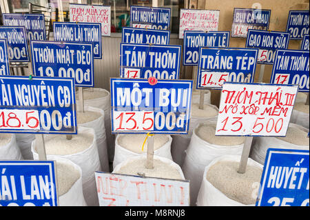 Vietnam Reis, Sorten von vietnamesischen Reis auf Verkauf in einem Laden in der Cholon, Saigon, Ho Chi Minh City, Vietnam. Stockfoto