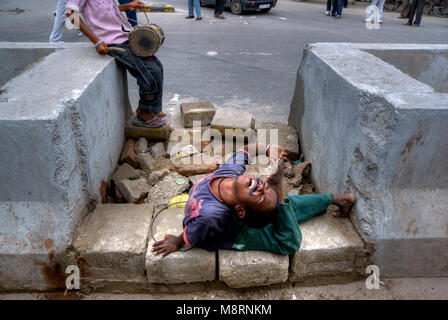 Neu Delhi, Indien: ein Kind führt in einer Übung der Kontorsion auf der Straße in New Delhi Stockfoto