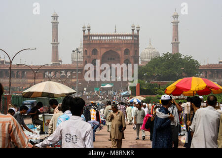 Neu Delhi, Indien: Straßenhändler in der Meena Bazar, vor der Jama Masjid Moschee in der Stadt von New Delhi in Indien. Stockfoto