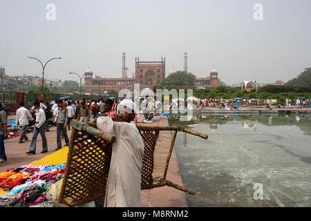 Neu Delhi, Indien: Straßenhändler in der Meena Bazar, vor der Jama Masjid Moschee in der Stadt von New Delhi in Indien. Stockfoto