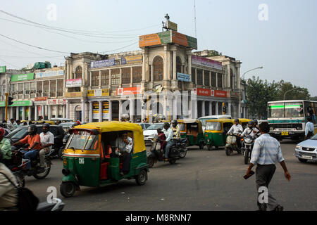 Neu Delhi, Indien: Verkehr in einer Straße von Neu Delhi. Stockfoto
