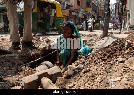 Neu Delhi, Indien: eine indische Frau arbeitet für die Sanierung der Kanalisation in der Stadt Neu Delhi Stockfoto