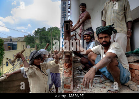 Neu Delhi, Indien: ein Team von Maurer bei der Renovation eines Gebäudes in New Delhi arbeiten Stockfoto