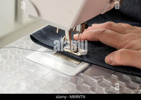 Nähmaschine näht Denim Stockfoto