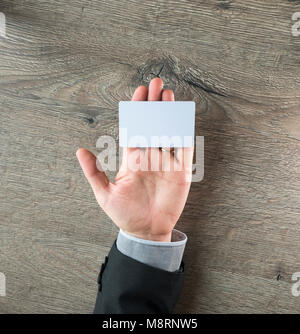 Hand halten Leere Visitenkarte auf dunklem Hintergrund Stockfoto