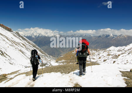 Trek in Nepal. Annapurna Trek cirkut. Reisende beim Aufstieg zum Pass - Thorong la Stockfoto