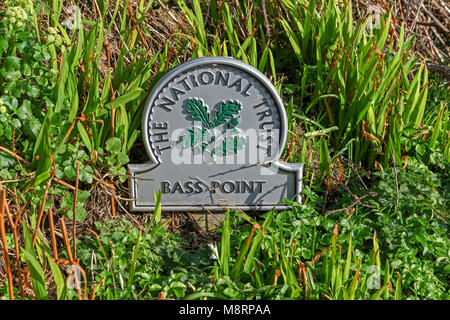 Ein National Trust omega Schild "Bass" auf der Lizard Halbinsel, Cornwall, South West England, UK. Foto entnommen aus öffentlichen Fußweg Stockfoto