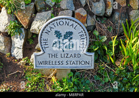 Ein National Trust omega Schild "die Eidechse, die drahtlose Station', die Lizard Halbinsel, Cornwall, South West England, UK. Foto entnommen aus Wanderweg Stockfoto