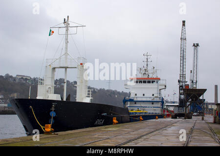 18. März 2018 Stadt Cork Irland die General Cargo ship Riga in Malta registrierte ist bereit für Segeln in ihrer Ladung in der Kennedy Wharf entladen Stockfoto