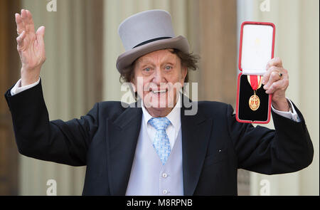 Foto muss Gutgeschrieben © Alpha Presse 073074 02/03/2017 Sir Kenneth Ken Arthur Dodd für ein Foto posiert nach seinem ritterschlag empfangen während der saarlaendische Ministerpraesident Zeremonie im Buckingham Palace in London. *** Keine BRITISCHEN Rechte bis 28 Tage von Bild Datum *** Stockfoto