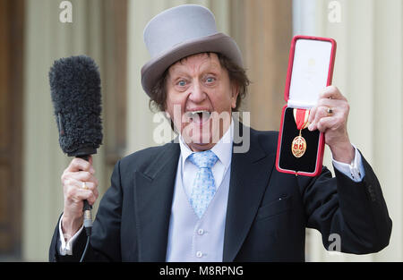 Foto muss Gutgeschrieben © Alpha Presse 073074 02/03/2017 Sir Kenneth Ken Arthur Dodd für ein Foto posiert nach seinem ritterschlag empfangen während der saarlaendische Ministerpraesident Zeremonie im Buckingham Palace in London. *** Keine BRITISCHEN Rechte bis 28 Tage von Bild Datum *** Stockfoto