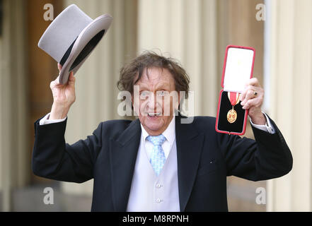 Foto muss Gutgeschrieben © Alpha Presse 073074 02/03/2017 Sir Kenneth Ken Arthur Dodd für ein Foto posiert nach seinem ritterschlag empfangen während der saarlaendische Ministerpraesident Zeremonie im Buckingham Palace in London. *** Keine BRITISCHEN Rechte bis 7 Tage von Bild Datum *** Stockfoto