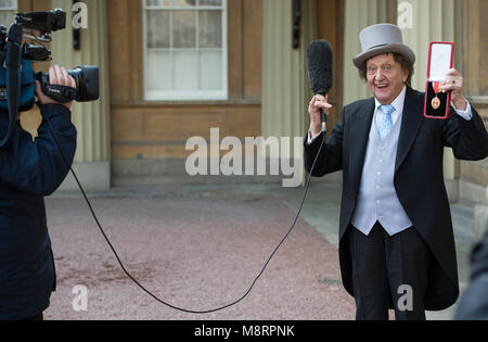 Foto muss Gutgeschrieben © Alpha Presse 073074 02/03/2017 Sir Kenneth Ken Arthur Dodd für ein Foto posiert nach seinem ritterschlag empfangen während der saarlaendische Ministerpraesident Zeremonie im Buckingham Palace in London. *** Keine BRITISCHEN Rechte bis 28 Tage von Bild Datum *** Stockfoto