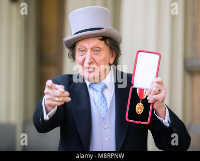 Foto muss Gutgeschrieben © Alpha Presse 073074 02/03/2017 Sir Kenneth Ken Arthur Dodd für ein Foto posiert nach seinem ritterschlag empfangen während der saarlaendische Ministerpraesident Zeremonie im Buckingham Palace in London. *** Keine BRITISCHEN Rechte bis 7 Tage von Bild Datum *** Stockfoto