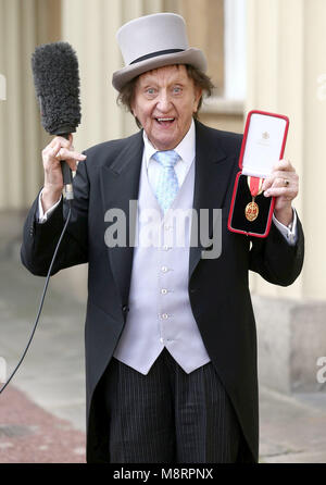 Foto muss Gutgeschrieben © Alpha Presse 073074 02/03/2017 Sir Kenneth Ken Arthur Dodd für ein Foto posiert nach seinem ritterschlag empfangen während der saarlaendische Ministerpraesident Zeremonie im Buckingham Palace in London. *** Keine BRITISCHEN Rechte bis 7 Tage von Bild Datum *** Stockfoto