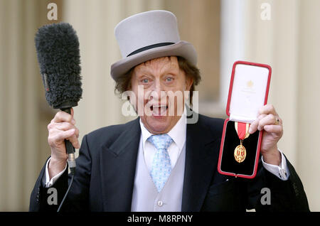 Foto muss Gutgeschrieben © Alpha Presse 073074 02/03/2017 Sir Kenneth Ken Arthur Dodd für ein Foto posiert nach seinem ritterschlag empfangen während der saarlaendische Ministerpraesident Zeremonie im Buckingham Palace in London. *** Keine BRITISCHEN Rechte bis 7 Tage von Bild Datum *** Stockfoto