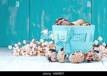 Ostern Konzept mit Wachteleier in Topf auf Holz- Hintergrund (selektive Fokus). Stockfoto