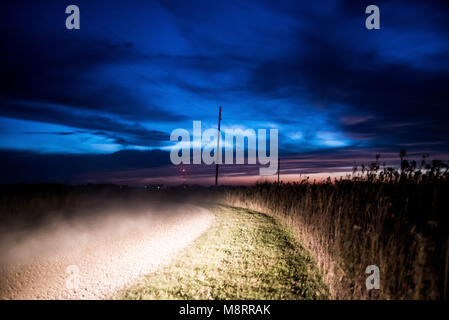 Majestätischen Blick auf dramatische Himmel über Feld während der Nacht Stockfoto