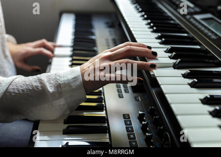Close-up des Pianisten Klavier üben zu Hause Stockfoto