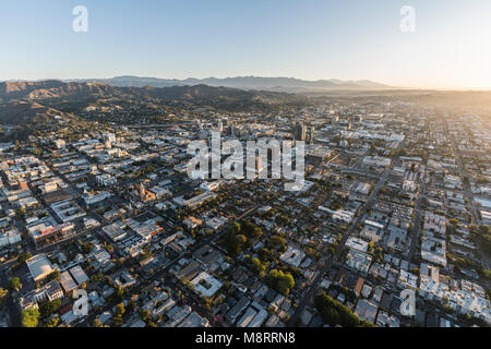 Los Angeles, Kalifornien, USA - 20. Februar 2018: Luftaufnahme von klar dawn Morgen im Hollywood Nachbarschaft in der Nähe von Downtown LA. Stockfoto