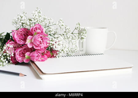 Styled Foto. Nahaufnahme der Hochzeit Blumenstrauß aus Rosen und Baby's Atem, Gypsophila Blumen liegen auf weißer Tisch, feminin noch leben, bla Stockfoto