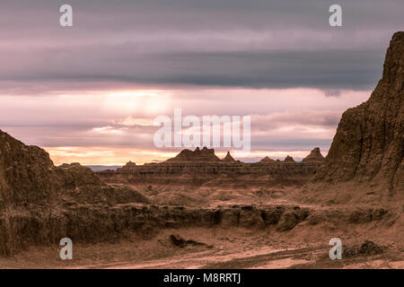Malerischer Blick auf Landschaft gegen bewölkter Himmel bei Badlands National Park bei Sonnenuntergang Stockfoto