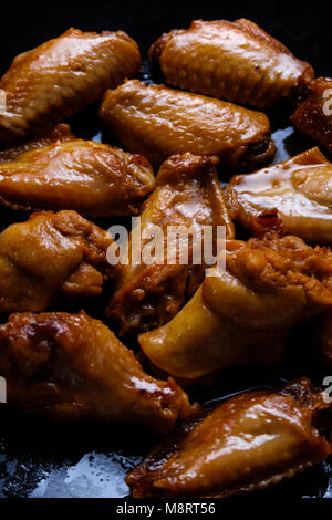 In der Nähe von Buffalo Chicken Wings im Kochen pan Stockfoto