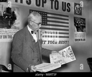 Elmer Davis, Direktor des Office of War Information, Prüfung der Nationalsozialisten und die japanischen Propaganda Organe auf der Pressekonferenz zu zeigen Material wird die Achse Verteilen in neutralen Ländern, Office of War Information, 6. März 1943 Stockfoto