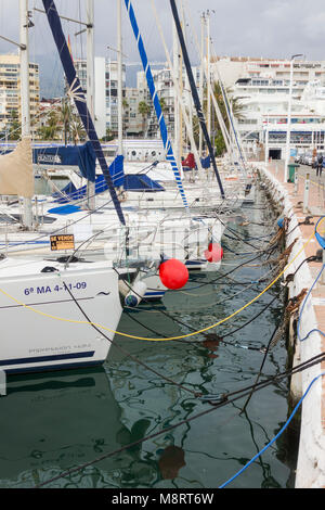 Segelboote in Marbella, Puerto Deportivo de Marbella, Costa del Sol, Andalusien, Spanien. Stockfoto