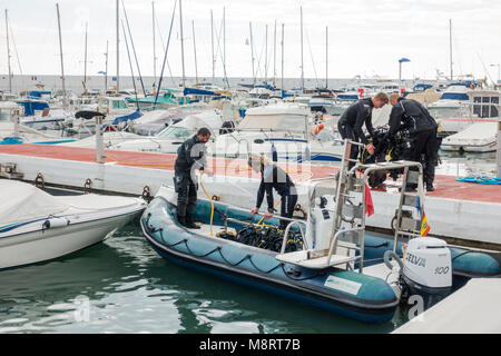 Tauchen Gruppe anreisen und Entladen Gang bei Puerto Deportivo, Hafen Marbella, Andalusien, Spanien. Stockfoto