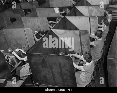 Gruppe der weiblichen Arbeiter Test Spiralbohrer zum Bohren und Werkzeug plant, fertigt Bohrgeräte für den Einsatz in allen Krieg Produktions-, Republik Bohren und Tool Company, Chicago, Illinois, USA, Ann Rosener, Office of War Information, August 1942 Stockfoto