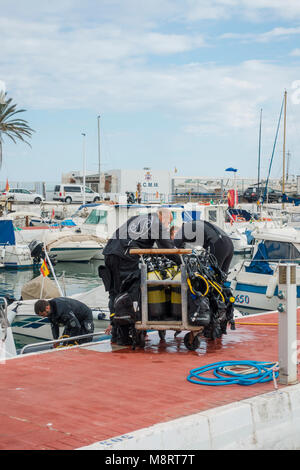 Tauchen Gruppe anreisen und Entladen Gang bei Puerto Deportivo, Hafen Marbella, Andalusien, Spanien. Stockfoto