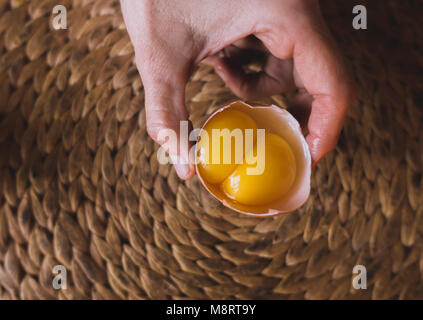 Doppelklicken Eigelb, Ei, Eigelb, Ei, in der Hand. Stockfoto