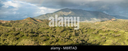 Panoramablick auf die Sierra de Mijas, Andalusien, Spanien. Stockfoto