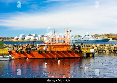 Karlshamn, Schweden - 19. März 2018: Dokumentarfilm von Alltag und Umwelt. Schwedische pilot Schiff 218 SE im Hafen. Visby klasse Marinekorvette ves Stockfoto