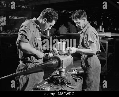 Leo Diana und George O'Meara arbeiten Montage Propeller Klinge für militärische Flugzeuge am Werk, Hartford, Connecticut, USA, Andreas Feininger für Office of War Information, Juni 1942 Stockfoto