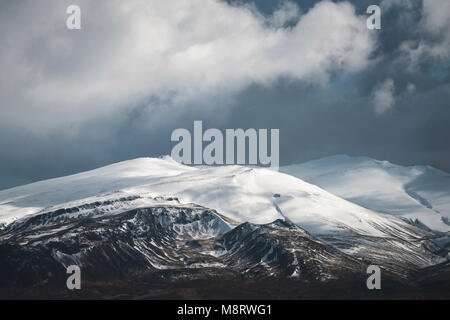 Majestätischen Blick auf schneebedeckte Berge gegen bewölkter Himmel Stockfoto