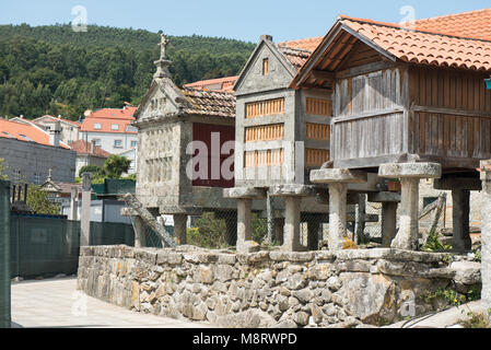 Horreos/Maisspeicher, traditionelle galizische Getreidespeicher in typischen Fischerdorf Combarro. Galizien, Spanien Stockfoto