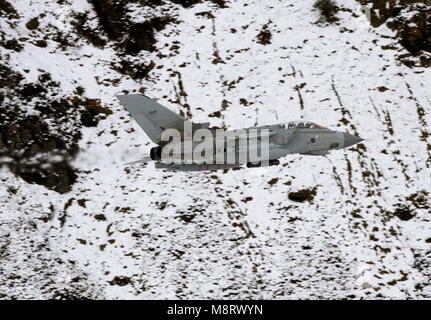 RAF Tornado GR4 niedriges Niveau in Snowdonia, Wales, (LFA7) Post eine Miete Schneefall sorgt für einen guten Hintergrund für die Bilder. Stockfoto