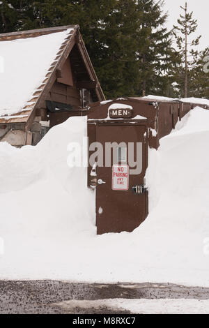 Den Gehweg und Eintrag zu dieser Männer Zimmer ist in Eis und Schnee, der Wind bläst abgedeckt Stockfoto