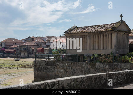 Horreos/Maisspeicher, traditionelle galizische Getreidespeicher in typischen Fischerdorf Combarro. Galizien, Spanien Stockfoto