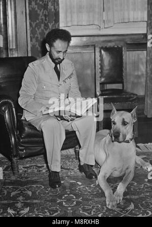 Haile Selassie (1892-1975), Kaiser von Äthiopien, Porträt der Überprüfung Bericht neben seinem Hund, Bull, nach seiner Rückkehr nach Addis Abeba, Äthiopien nach Allied Niederlage des italienischen faschistischen Besatzungstruppen, Office of War Information, 1941 Stockfoto