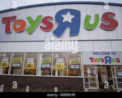 Eine Toys R Us Store mit der Schließung der Beschilderung nach dem Händler in die Administration ging und durch alle ihre Geschäfte in den nächsten sechs Wochen zu schließen, im Norden von London geschmückt. Stockfoto