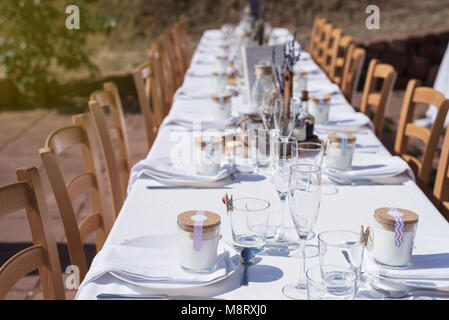 Hohe Betrachtungswinkel und der Platz am Esstisch bei der Hochzeit Zeremonie Stockfoto