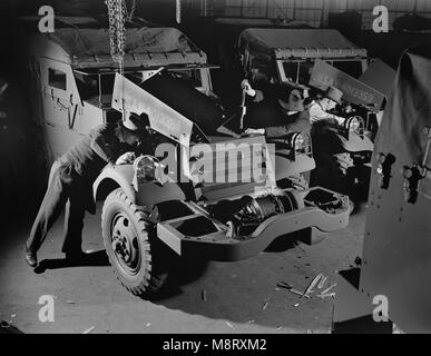 Die Armee von Half-Track Scout Autos werden vor der Auslieferung ab Werk umgewandelt in der Kriegsproduktion, White Motor Company, Cleveland, Ohio, USA, Alfred T. Palmer für Office of War Information, Dezember 1941 überprüft Stockfoto