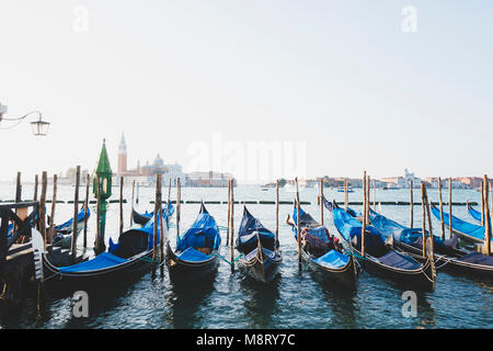 Gondeln vertäut am Grand Canal gegen San Marco Campanile Stockfoto