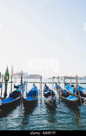 Gondeln vertäut am Grand Canal gegen den klaren Himmel Stockfoto