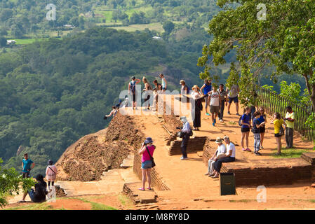 Ein Blick auf die Touristen auf der Oberseite von Sigiriya in der Ansicht oder die Bilder Fotos an einem sonnigen Tag. Stockfoto